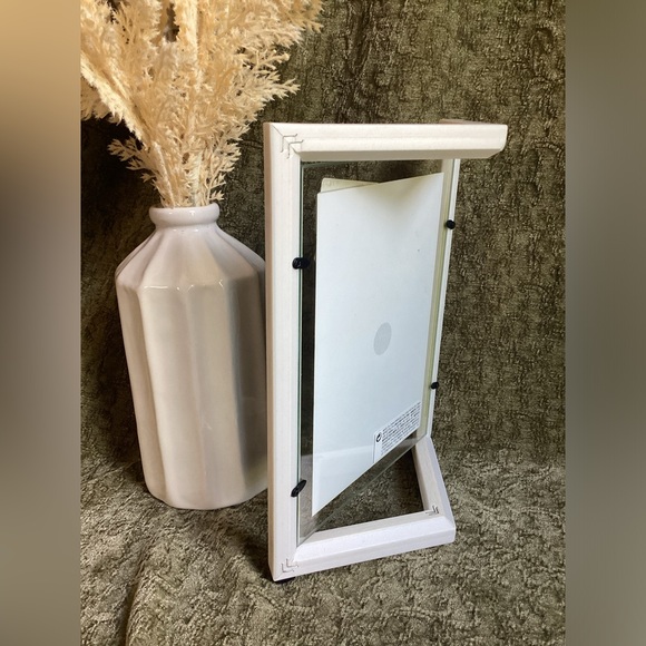 Umbra Corner Picture Frame Fits 5’’ x 7’’ Photo - Picture 2 of 4